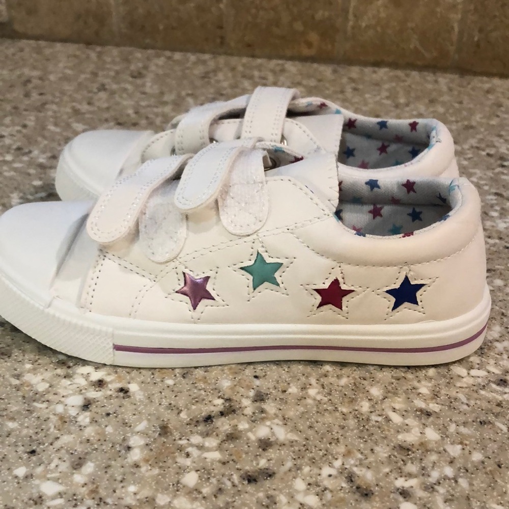 Never been worn tennis shoes